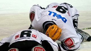 Archivbild: Die Eishockeyspieler liegen in der Nacht zum Freitag (21.03.2008) nach dem zweiten Viertelfinalspiel der Playoffs der Deutschen Eishockey-Liga (DEL). (Quelle: dpa/Björn Braun)