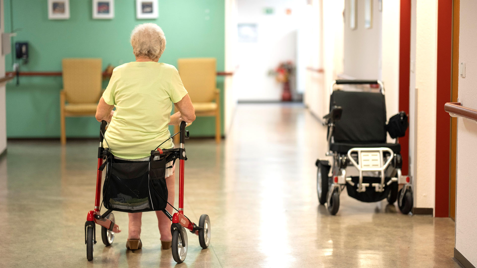 Symbolbild: Eine Bewohnerin im Rollstuhl auf dem Flur im Altenpflegeheim. (Quelle: dpa/Wegner)