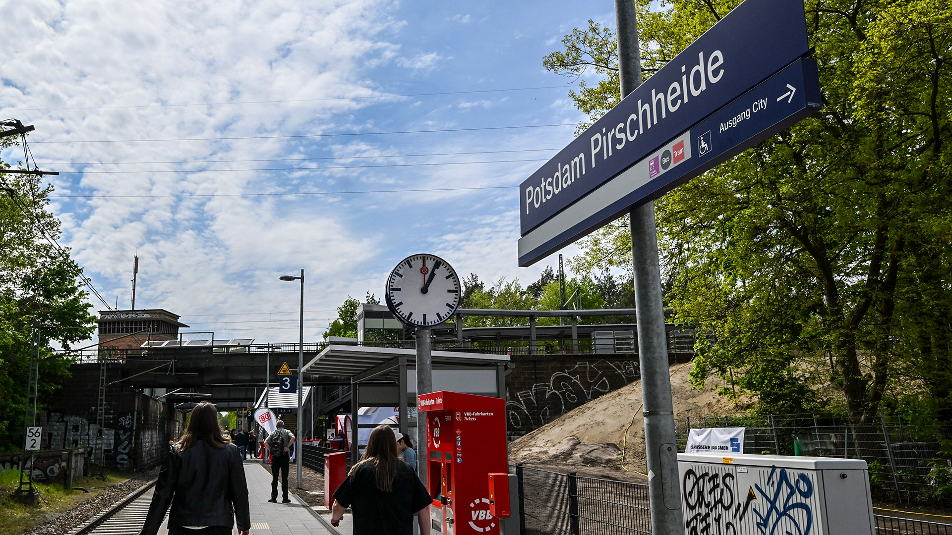 Nach 25 Jahren ist der historische Kreuzungsbahnhof Potsdam Pirscheide wieder an den Berliner Außenring angeschlossen. (Quelle: dpa/Kalaene)