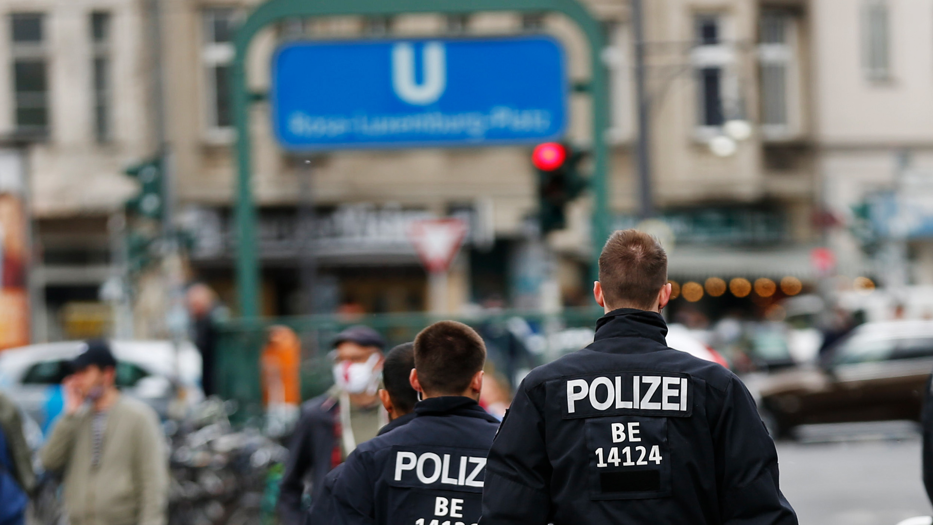 Symbolbild:Polizisten vor dem U-Bahnhofeingang Rosa-Luxemburg-Platz.(Quelle:picture alliance/Pacific Press/S.Kuhlmey)