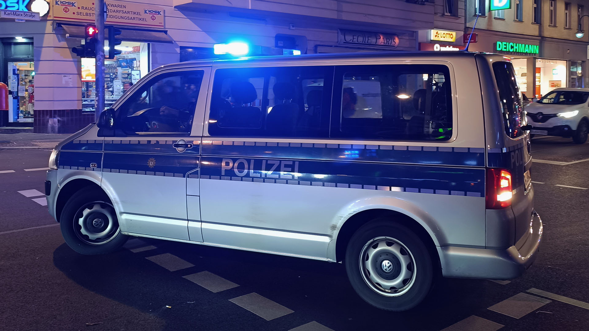 Symbolbild: Polizeifahreug auf der Straße in Berlin. (Quelle: dpa/Vorwerk)