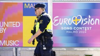 Schwerbewaffnete Polizisten laufen vor dem Eurovision Song Contest 2024 im schwedischen Malmö am 07.05.2024 durch die Straßen (Quelle: dpa / ANP / Sander Koning).