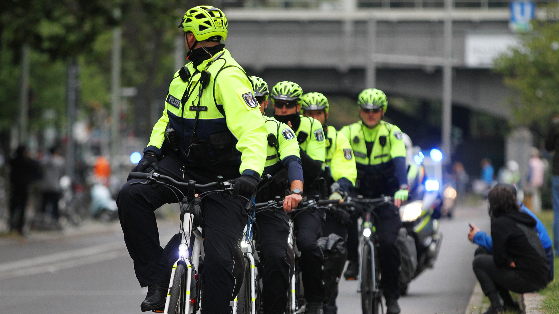 Szmbolbild: Polizisten auf Fahrrädern am 24.09.2023. (Quelle: dpa/dts Nachrichtenagentur)