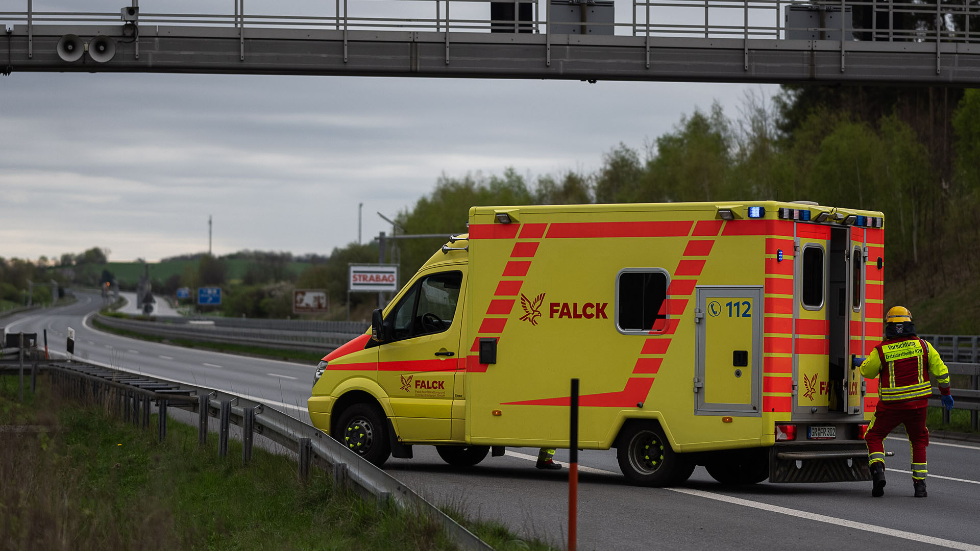 Symbolbild: Ein Rettungswagen steht auf der gesperrten Autobahn. (Quelle: dpa/Glaser)