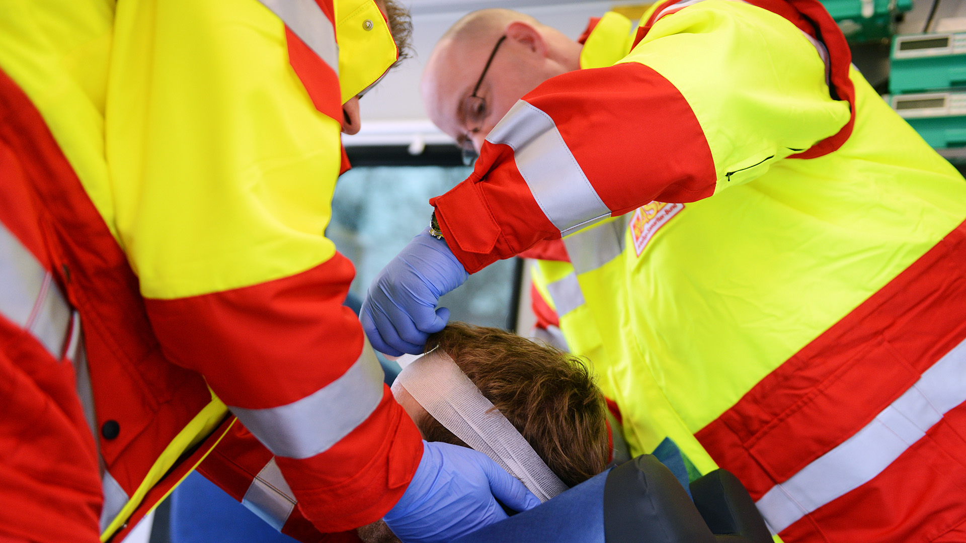Symbolbild:Rettungsassitenten versorgen eine verletzte Person mit einem Kopfverband.(Quelle:picture alliance/dpa-Zentralbild/J.Kalaene)
