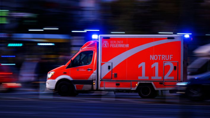 Symbolbild: Ein Rettungswagen der Berliner Feuerwehr fährt mit Blaulicht zum Einsatz. (Quelle: dpa/Monika Skolimowska)