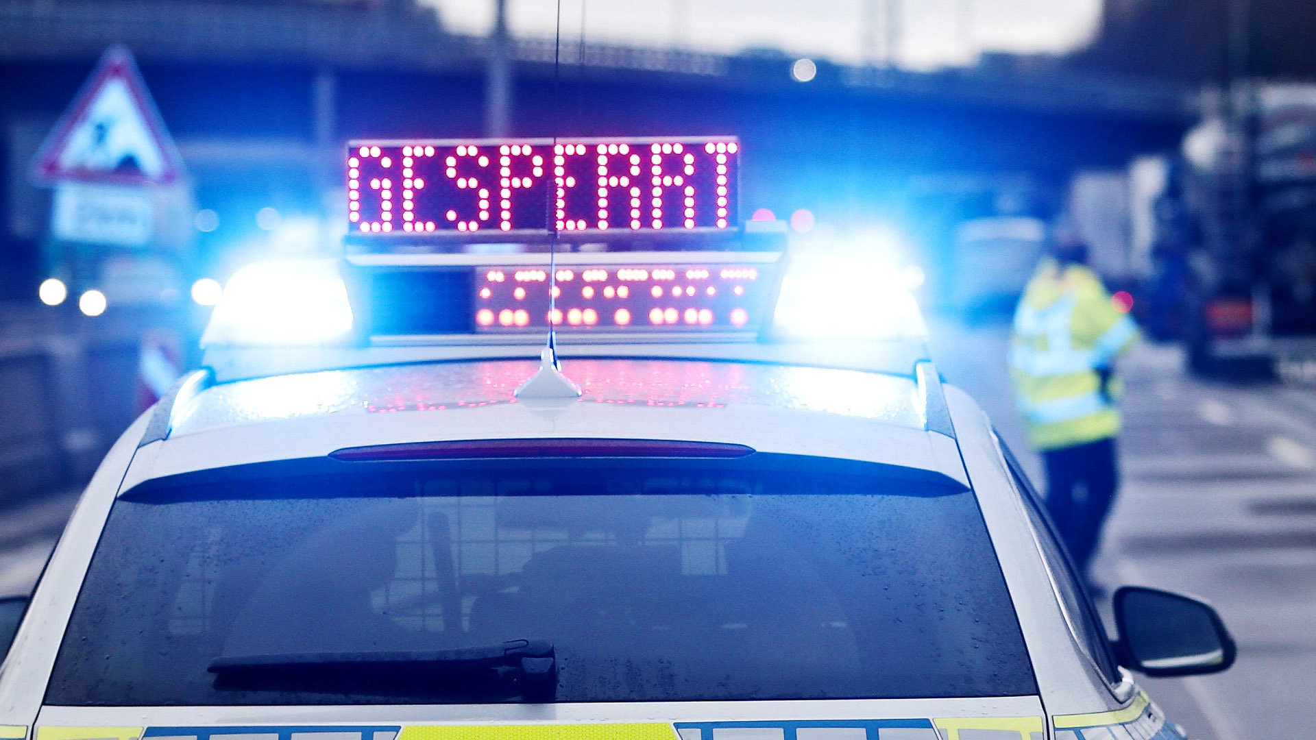 Symbolbild:Auf einem Polizeifahrzeug leuchtet die Aufschrift "Gesperrt".(Quelle:picture alliance/dpa/D.Young)