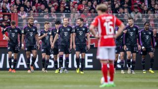 Spieler des FC Bayern München kommen Benedict Hollerbach nach dem 1:0 entgegen (Bild: picture alliance/dpa/Andreas Gora)