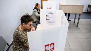 Symbolbild: Wahlbüro bei der Kommunalwahl in Polen. (Quelle: dpa/Sopa)