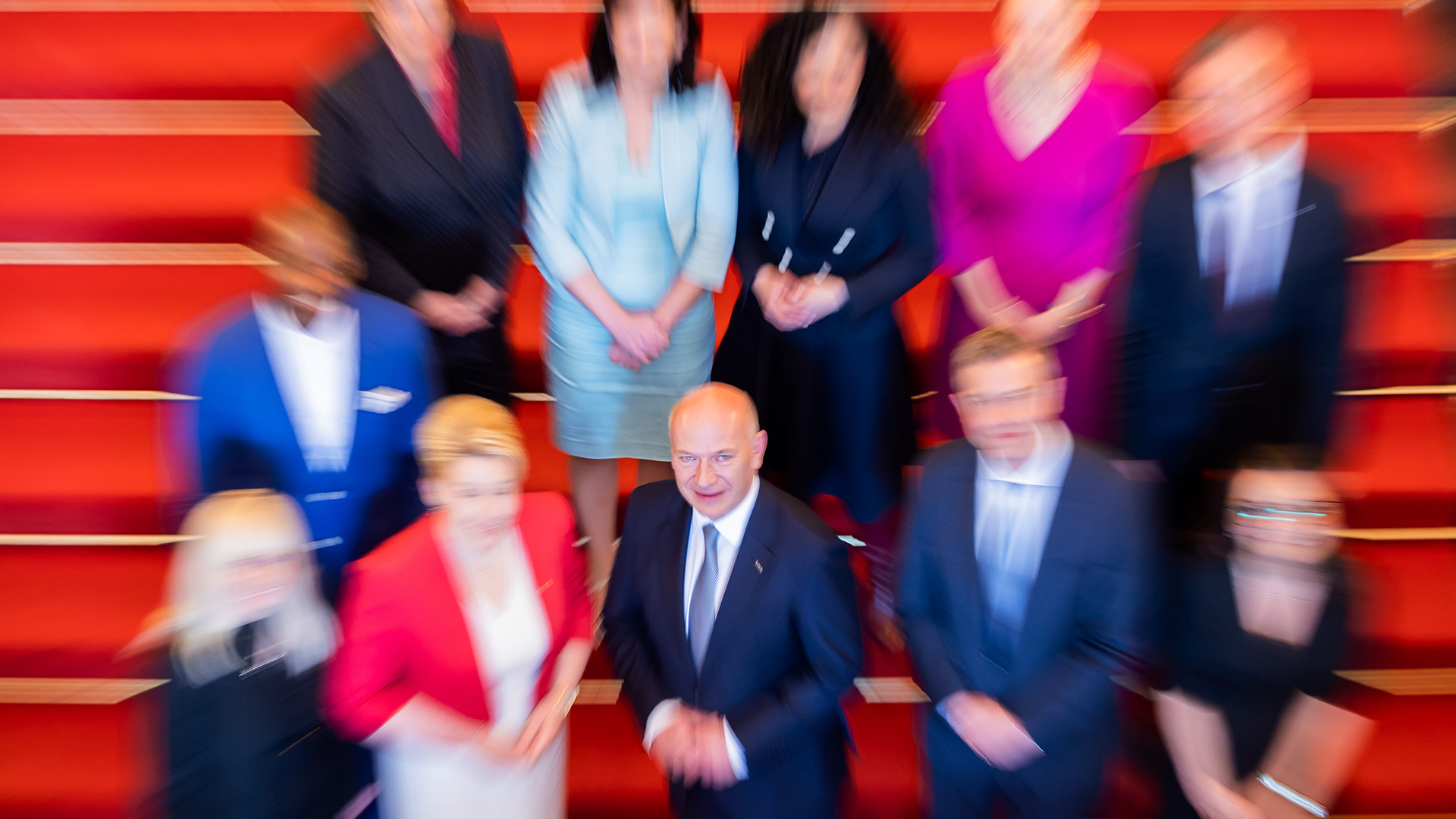 Kai Wegner (CDU, M kommt am 27.04.2023 mit den designierten Senatorinnen und Senatoren für ein Gruppenfoto zusammen. (Quelle: dpa/Christoph Soeder)