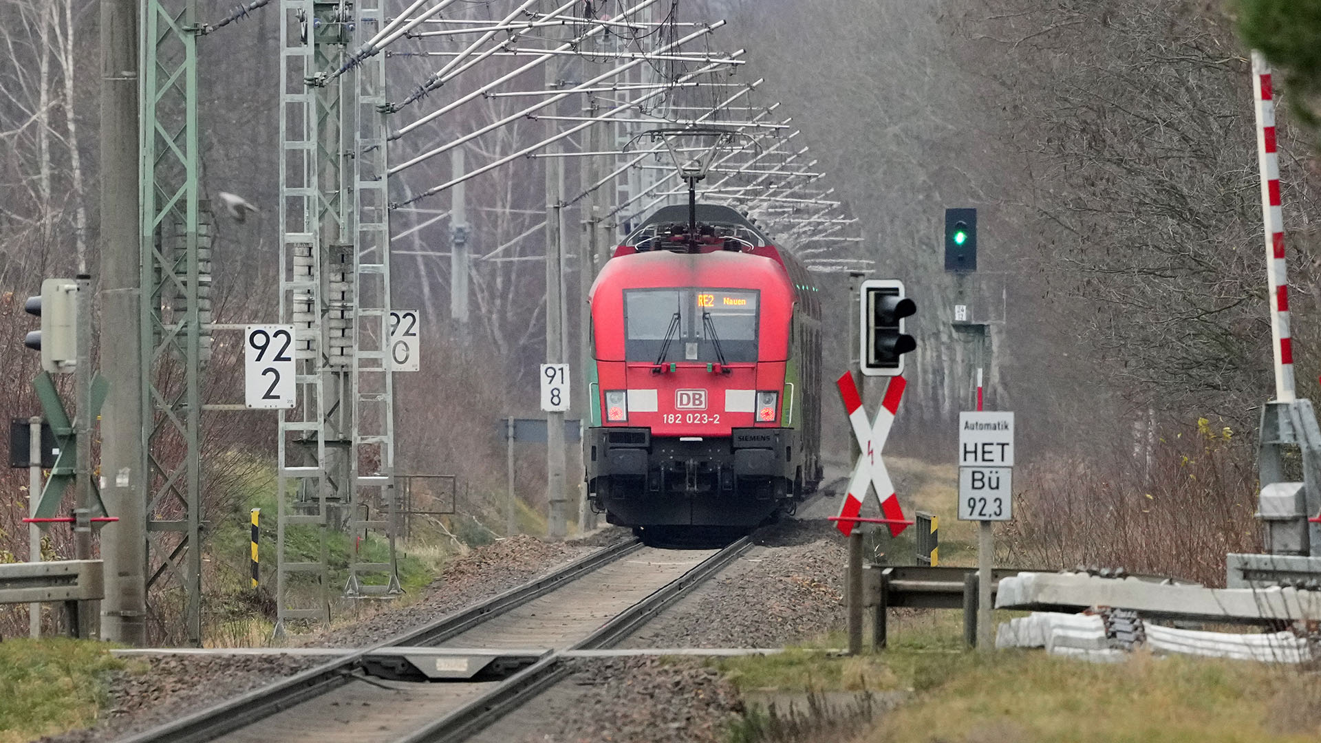 Der Regionalexpress RE2 mit Fahrtziel Nauen fährt aus Richtung Cottbus kommend aus den Bahnhof Raddusch aus (Quelle: DPA/Soeren Stache)