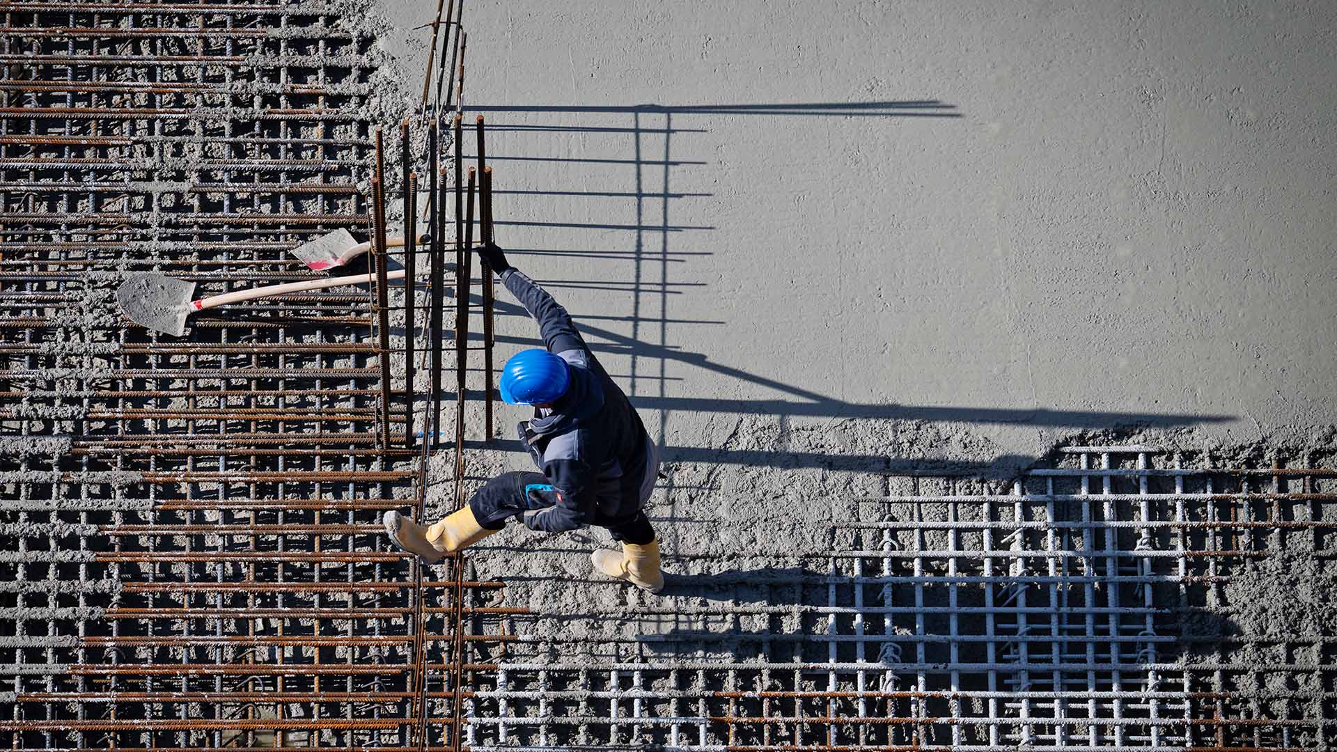 Symbolbild:Ein Arbeiter ist auf einer Baustelle am Alexanderplatz beschäftigt.(Quelle:dpa/S.Stache)