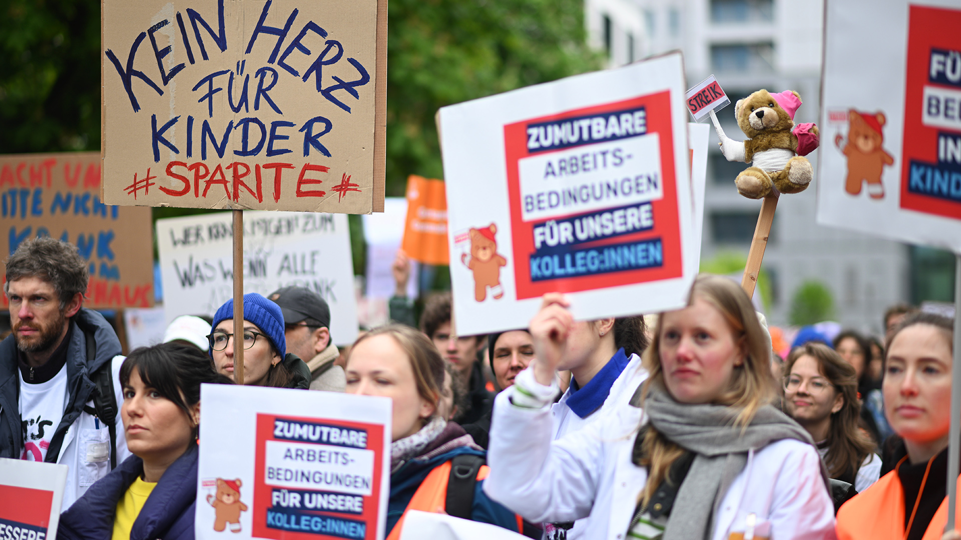 25.04.2024, Berlin: Teilnehmer und Teilnehmerinnen demonstrieren während eines Warnstreiks des Ärzteverbandes Marburger Bund an der Charité. (Quelle: dpa/Sebastian Gollnow)