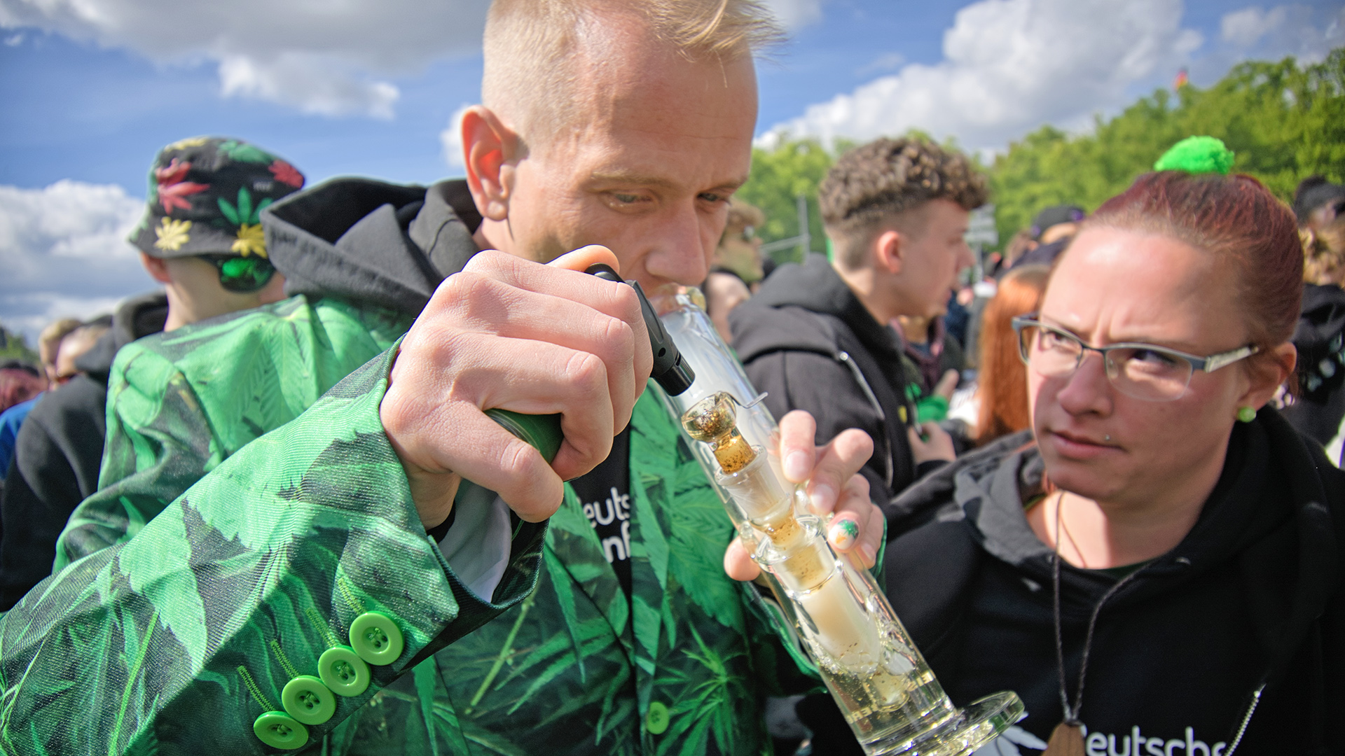 20.04.2024, Berlin: Natürlich wurde bei der Kundgebung und dem Fest zur Legalisierung von Cannabis am Brandenburger Tor auch geraucht(Quelle: dpa/Paul Zinken)