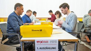 Nach der Mitgliederbefragung der SPD Berlin zur neuen Doppelspitze werden die Stimmzettel der Mitglieder ausgezählt am 20.04.2024.(Quelle: dpa/Christophe Gateau)