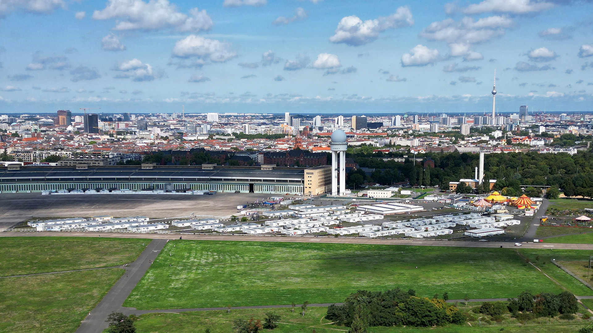 Symbolbild: Das riesige Flugfeld vom ehemaligen Flughafen Tempelhof ist vor dem Hintergrund der Wohnungsnot wieder im Gespräch. (Quelle: dpa/Bernd von Jutrczenka)