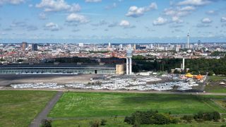 Symbolbild: Das riesige Flugfeld vom ehemaligen Flughafen Tempelhof ist vor dem Hintergrund der Wohnungsnot wieder im Gespräch. (Quelle: dpa/Bernd von Jutrczenka)