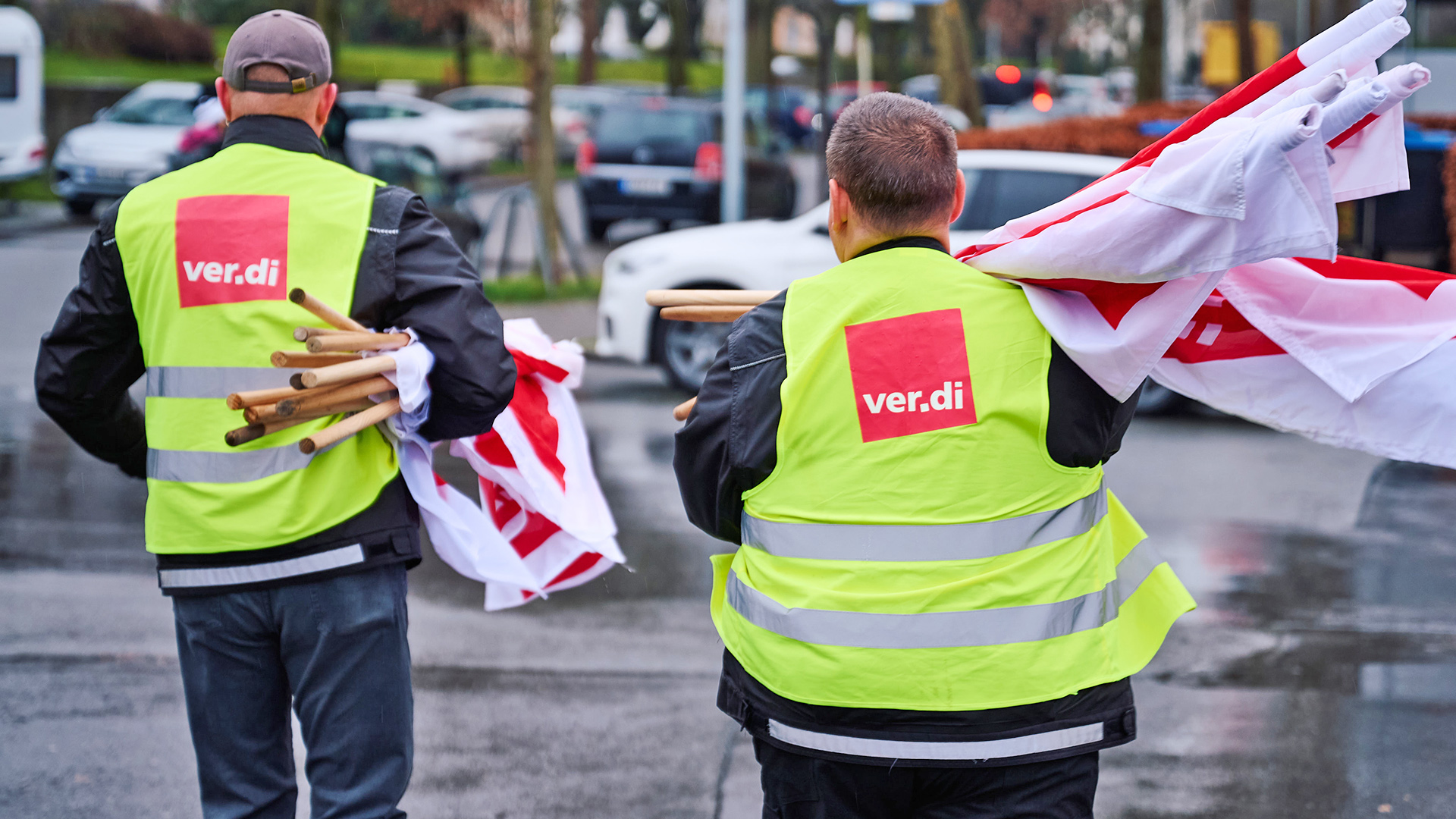 Symbolbild: Gewerkschaften tragen Fahnen von Verdi zum Streik.(Quelle: dpa/Bernd Thissen)