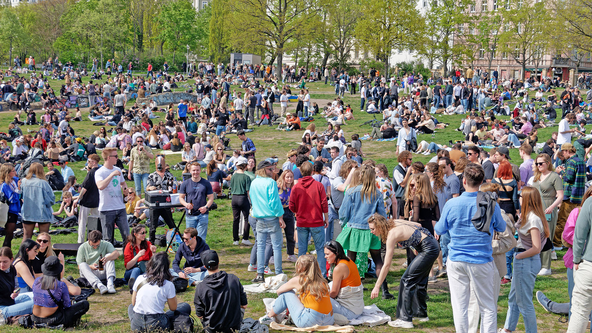 Archivbild: Menschenmenge im Görlitzer Park, Party, Feiern, Treffpunkt, Berlin-Kreuzberg 1. Mai, Tag der Arbeit am 01.05.2023.(Quelle: IMAGO/Jürgen Held)