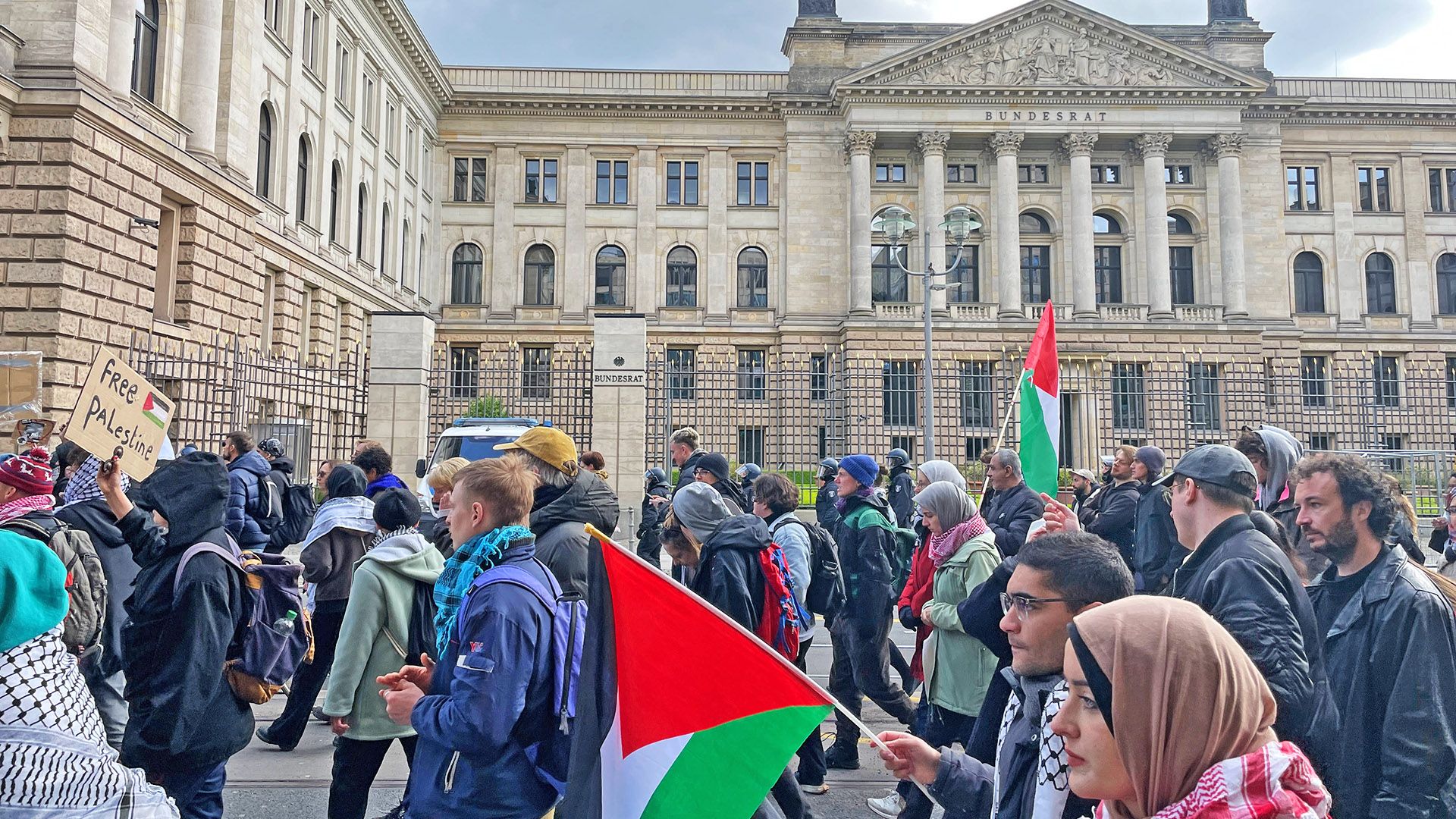 Berlin, Deutschland, 20.04.2024: Mitte, Leipziger Straße: Demo für Solidarität mit Palästinensern und Gaza: Demonstranten ziehen vor dem Bundesrat entlang.(Quelle: IMAGO)
