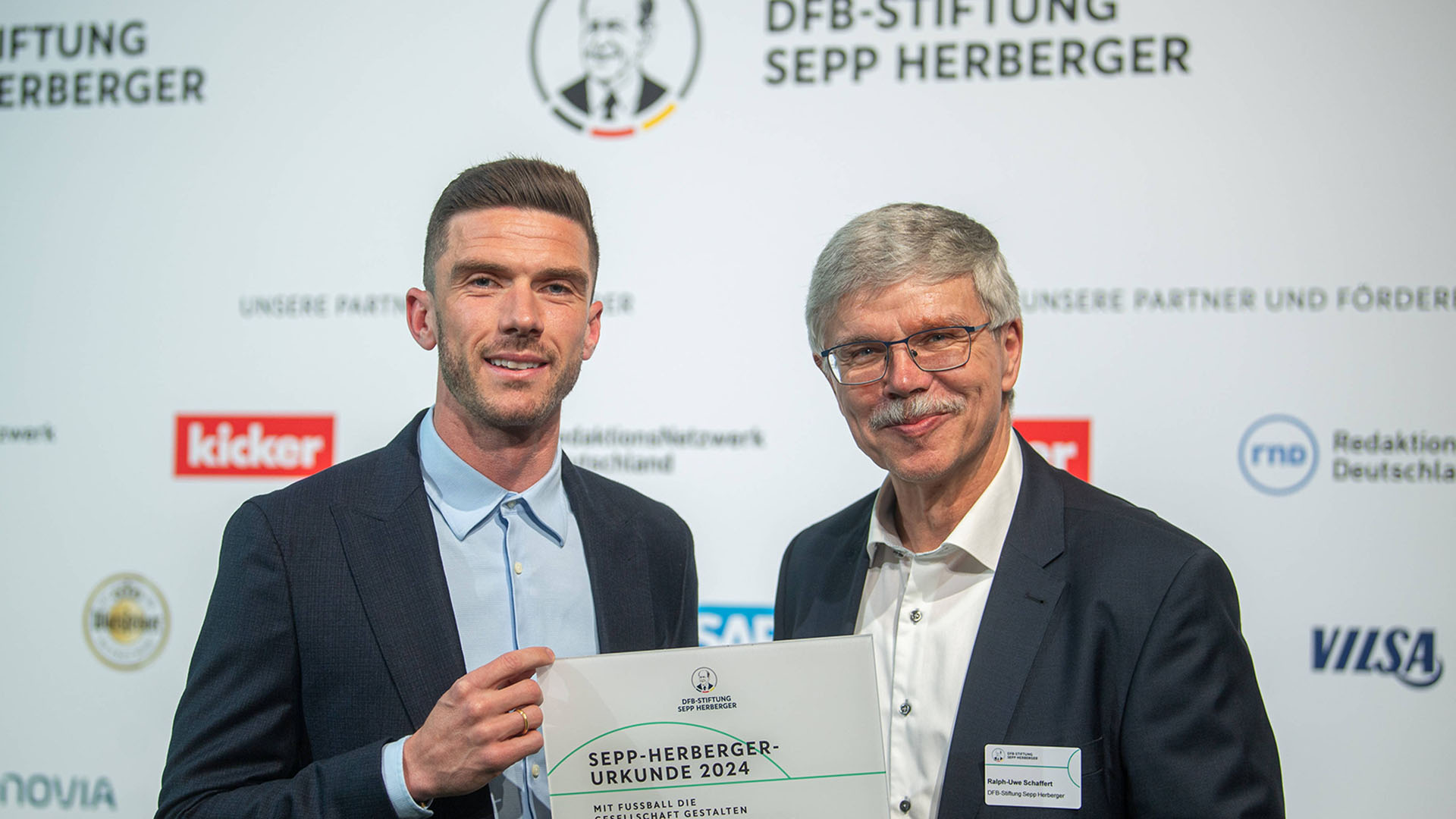 Verleihung der Sepp-Herberger-Awards, v.l. Robin Gosens 1. FC Union Berlin, Ralph-Uwe Schaffert DFB-Vizepräsident, 22.04. 2024. (Quelle: imago images/Matthia)