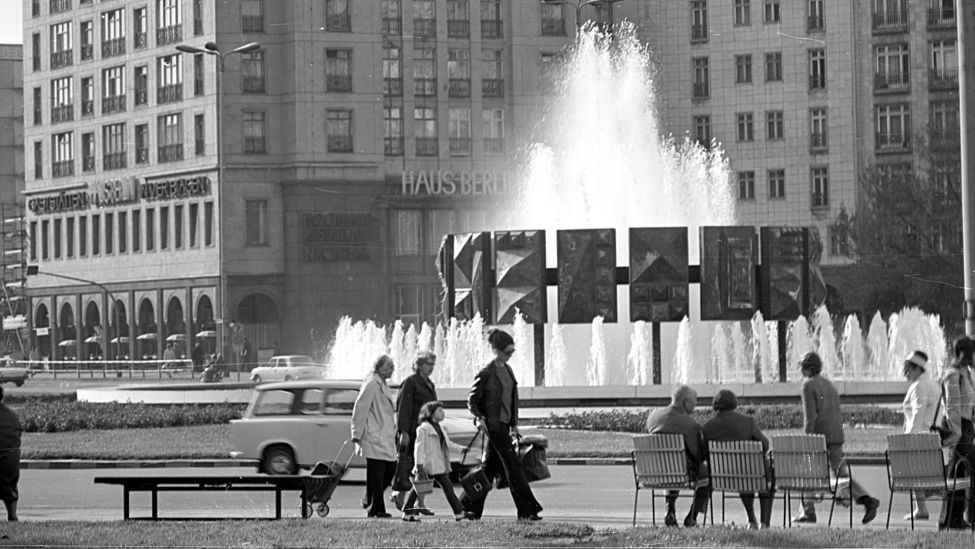Archivbild:Blick auf Brunnen und Kreisverkehr am Strausberger Platz mit Passanten im Jahr 1973.(Quelle:imago images/H.Blunck)