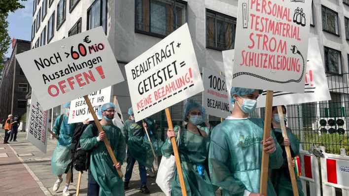 Ehemalige Betreiber von Berliner Corona-Teststellen demonstrieren am 8. April vor dem Gebäude der KV Berlin (Bild: Kosak)