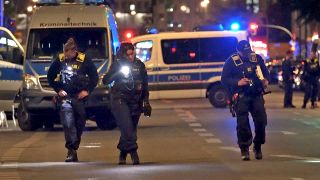 Ein Mann wurde in der Nacht zum 8. Mai 2024 im Südpankepark in Berlin niedergestochen, Polizeikräfte untersuchen den Tatort. (Quelle: TNN)
