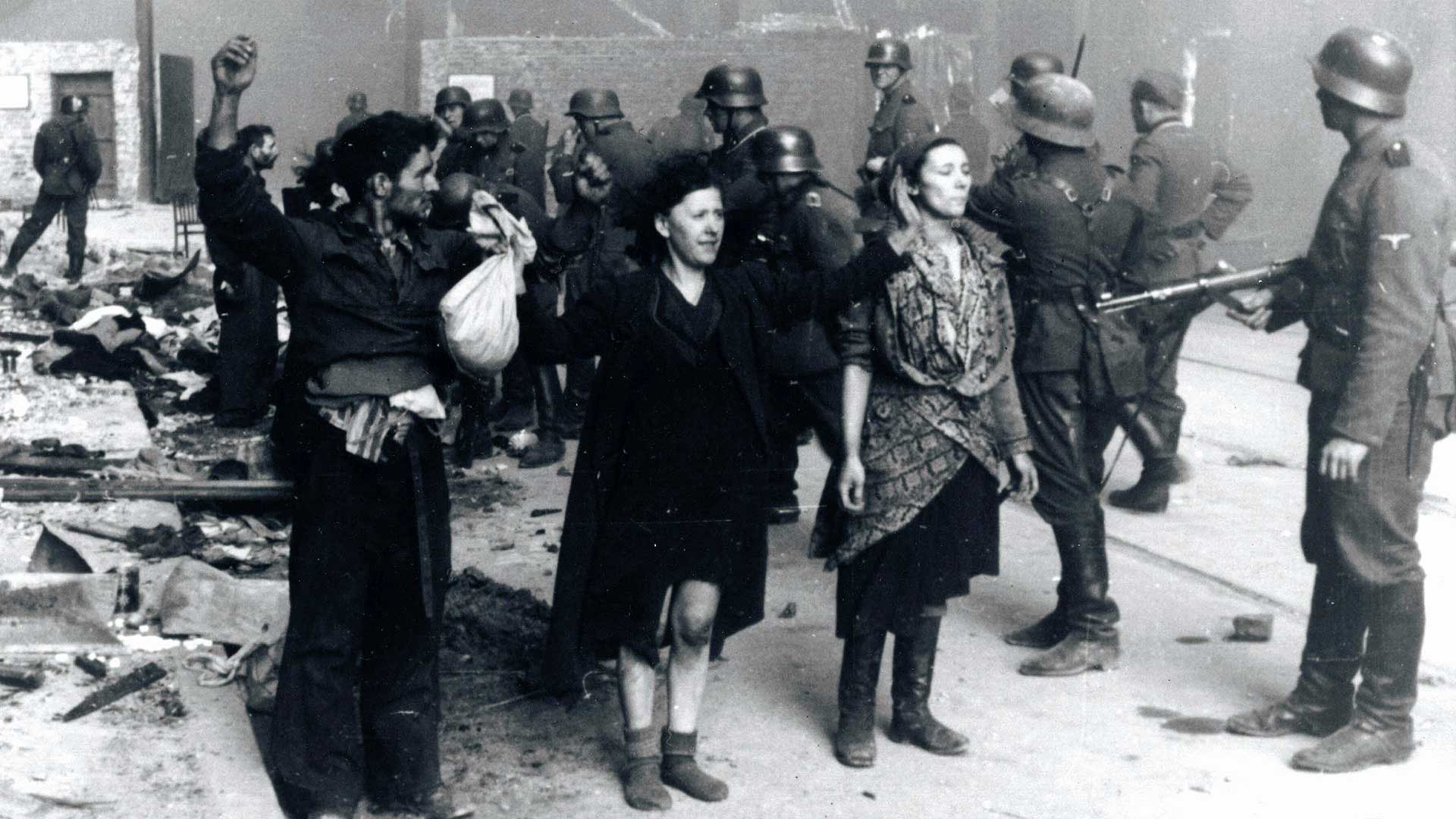Festnahme jüdischer Widerstandskämpfer im Warschauer Ghetto. (picture alliance / Photo12/ Ann Ronan Picture Library)