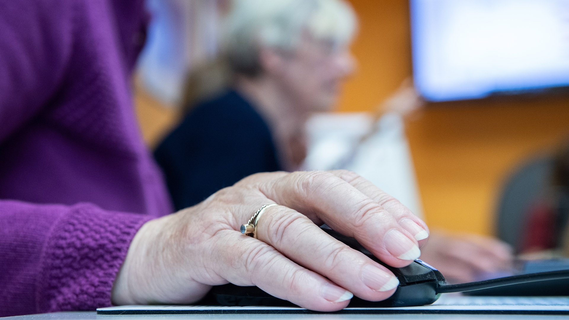 Symbolbild: Eine Seniorin bedient am 24.10.2019 bei einem Computerkurs fuer Senioren in Berlin eine PC-Maus. (Quelle: dpa/Gabbert)