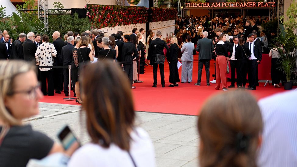 Schaulustige erwarte am 03.05.2024 n die Gäste zur Verleihung des Deutschen Filmpreises. Die Lola ist eine der wichtigsten Auszeichnungen der Branche. (Quelle: dpa/Sebastian Gollnow)