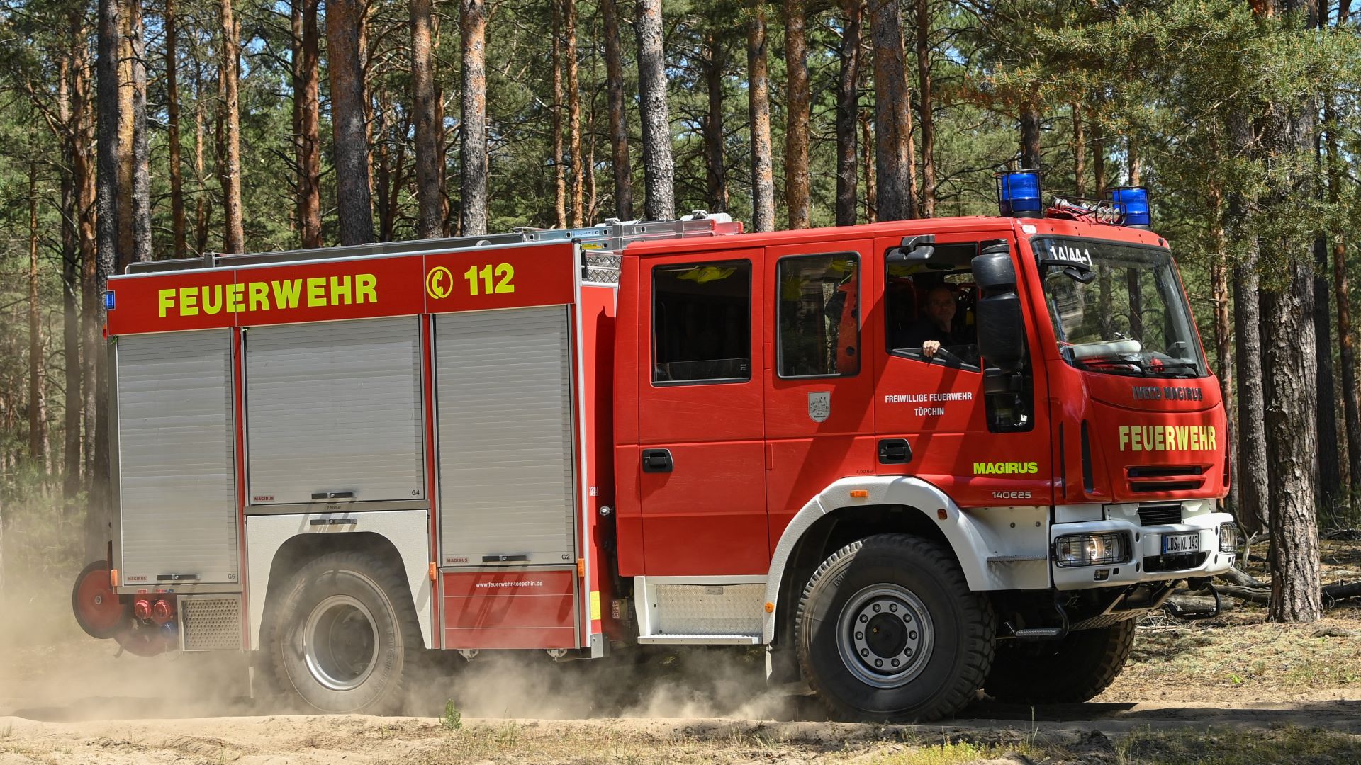 Archivbild: Ein Löschfahrzeug der Feuerwehr ist zu einem Brand in einem Kiefernwald nahe Wünsdorf unterwegs. (Quelle: dpa/Patrick Pleul)