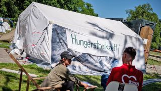 Das Zelt der Hungerstreikenden im Invalidenpark, aufgenommen am 15.05.2024. (Quelle: dpa-Bildfunk/Fabian Sommer)