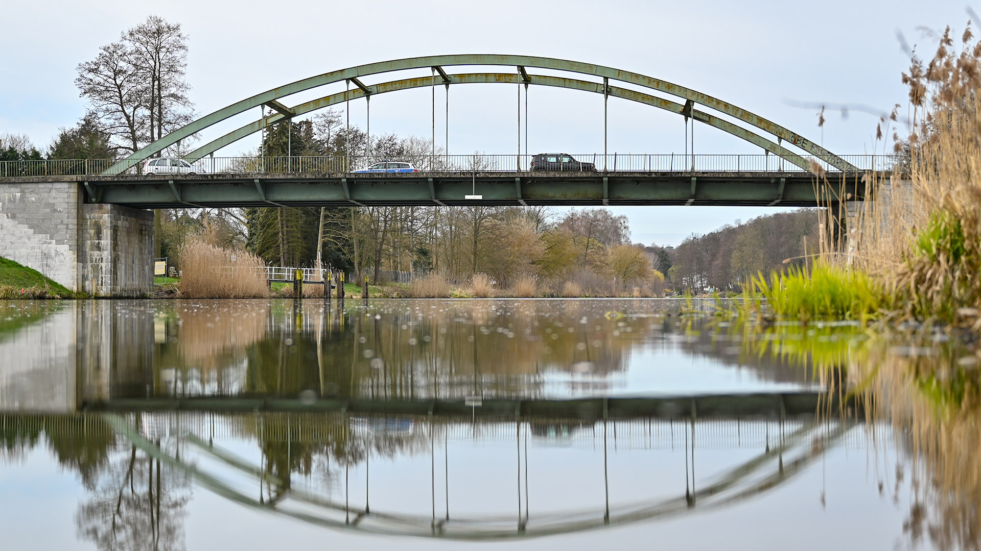 Archivbild: Die Brücke der Bundesstraße 158 über dem Oder-Havel-Kanal. (Quelle: dpa/Pleul)
