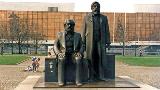 Archivfoto / Berlin: Blick auf die Statuen von Karl Marx und Friedrich Engels am 10.04.1991.(Quelle:picture alliance/Zentralbild/H.Link)