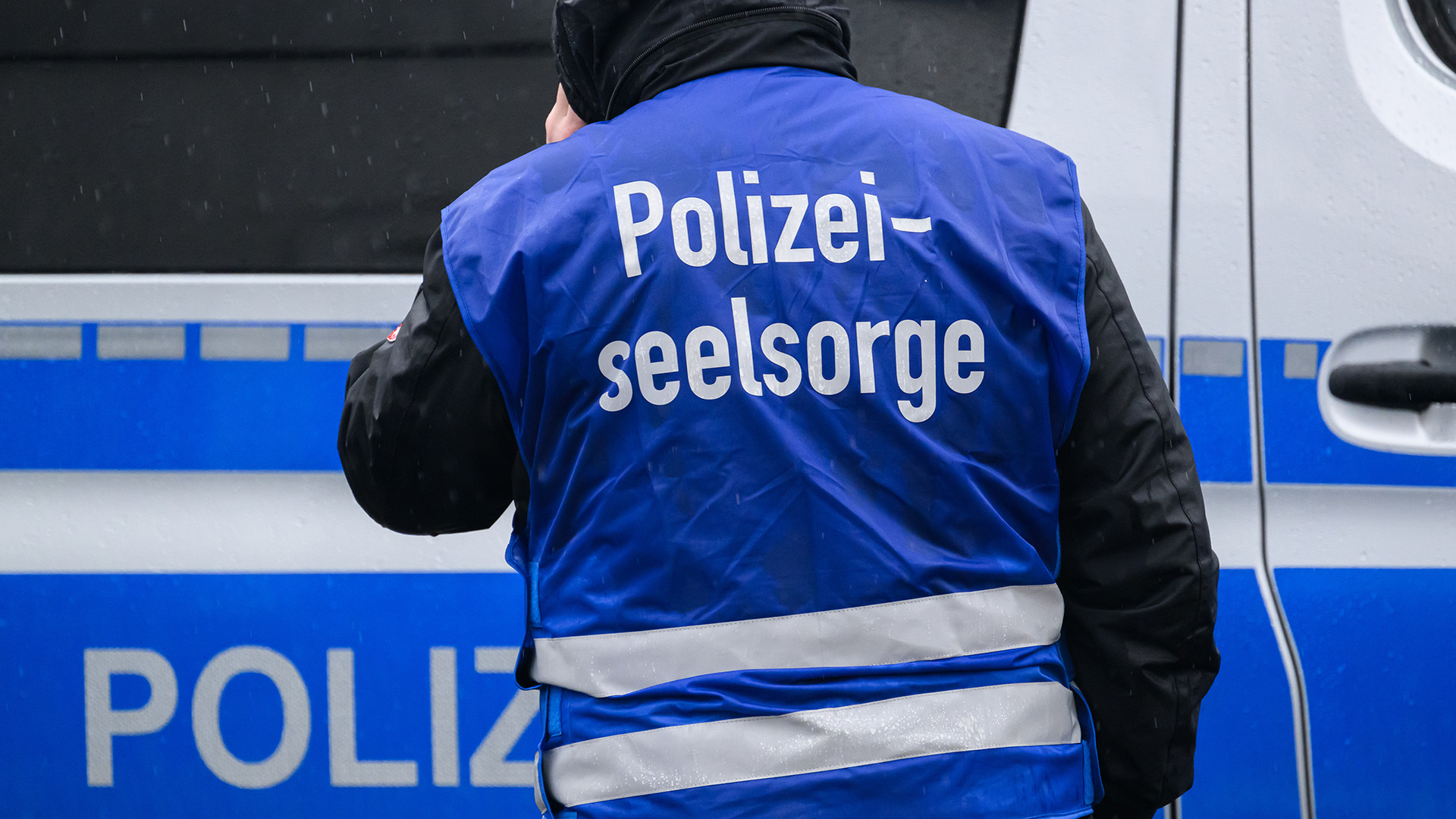 Symbolbild: Polizeiseelsorge steht auf einer Weste, die ein Polizist am 11.02.2024 in Dresden trägt. (Quelle: dpa/Robert Michael)