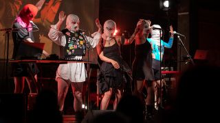 Archivbild: Die Band Pussy Riot steht auf der Bühne bei einem Konzert in Deutschland. (Quelle: dpa/Glaser)