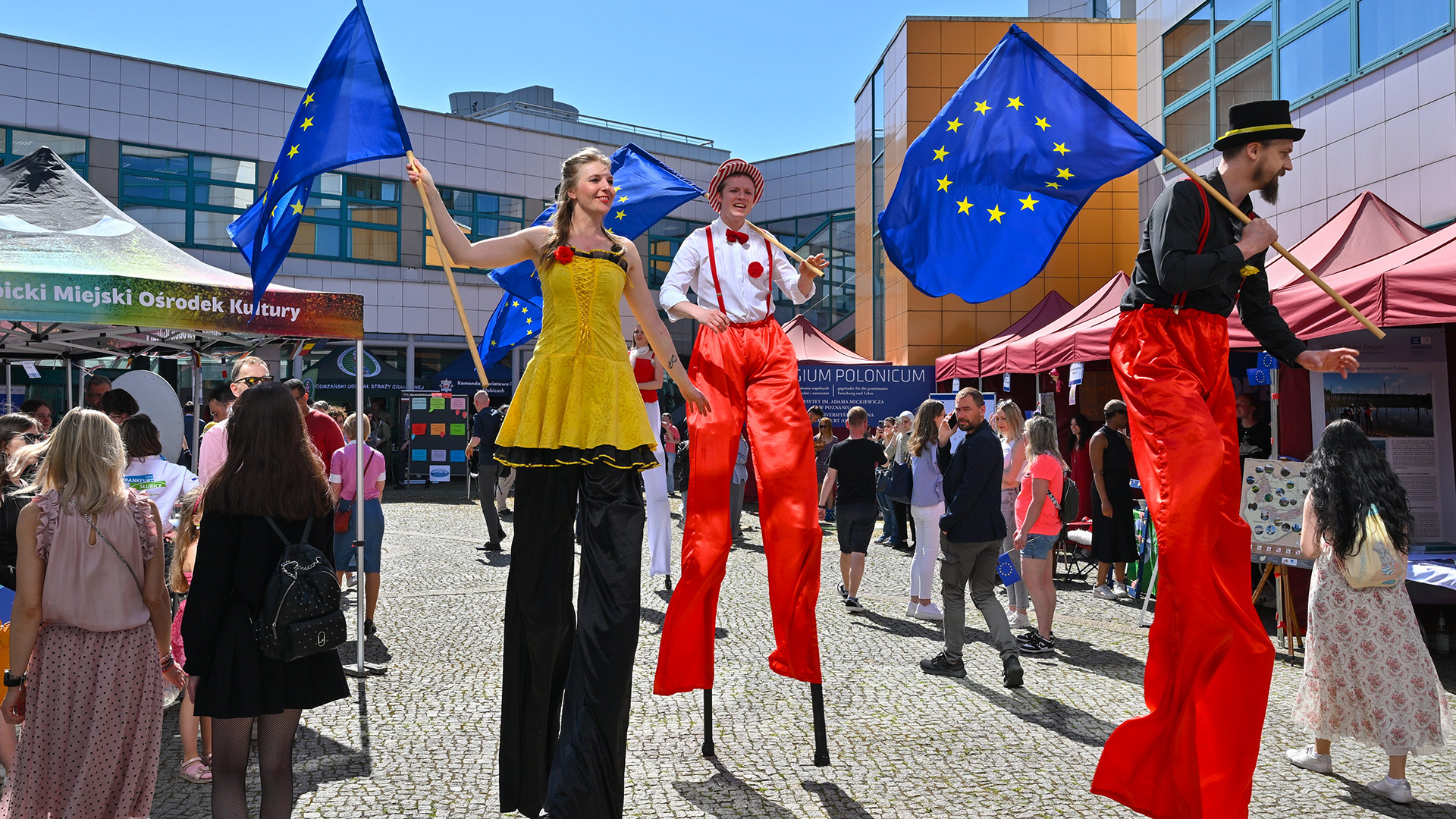 Gäste kommen am 01.05.2024 zum Fest anlässlich des 20. Jahrestags des EU-Beitritts von Polen. (Quelle: dpa/Patrick Pleul)