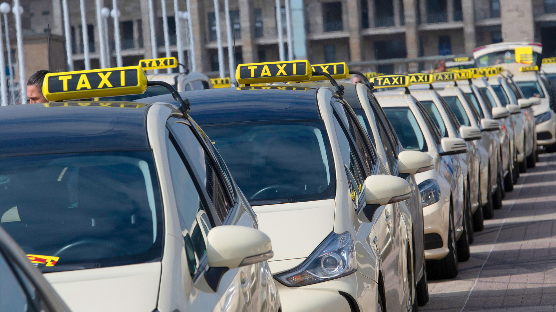 Symbolbild: Taxis stehen aufgereit am Olympischen Platz vor dem Olympiastadion bereit. (Quelle: dpa/Paul Zinken)