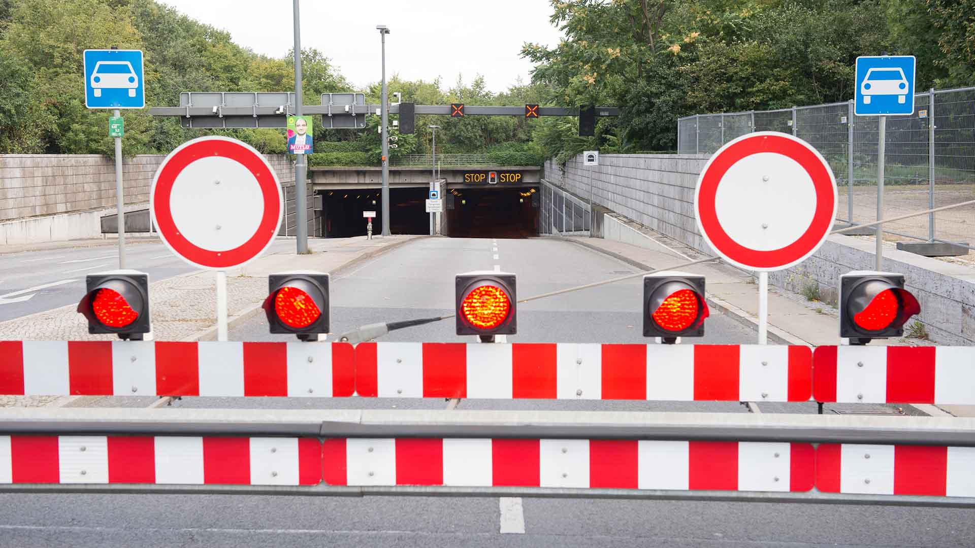 Archivbild: "Stop" steht in Berlin auf den Tafeln über der Zufahrt zum Tiergartentunnel. (Quelle: dpa/Zinken)