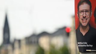 Ein Wahlplakat des sächsischen SPD-Spitzenkandidaten zur Europawahl, Matthias Ecke hängt am 04.05.2024 an der Schandauer Straße im Dresdner Stadtteil Striesen an einem Laternenmast. (Quelle: dpa-Bildfunk/Robert Michael)
