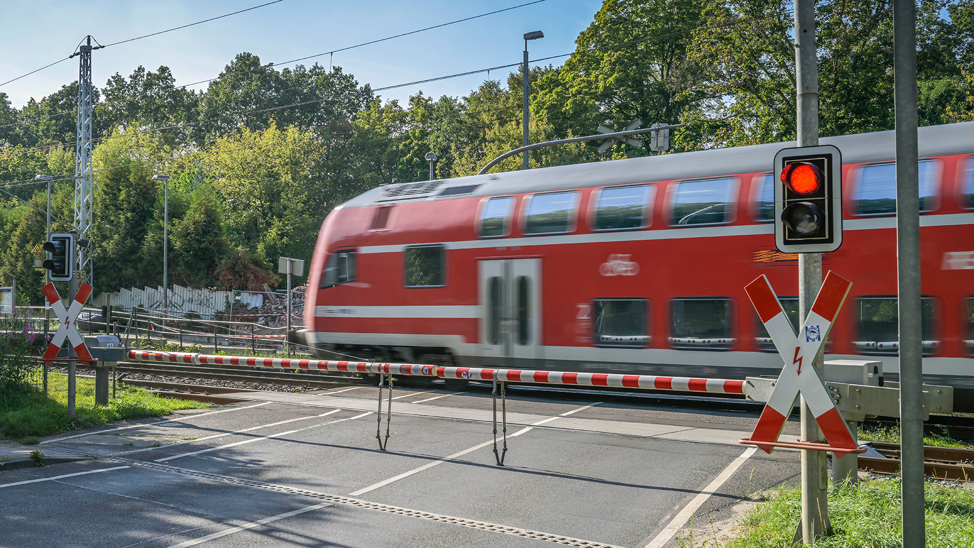 Symbolbild: Ein Zug fährt am 27.09.2023 über einen Bahnübergang in Brandenburg. (Quelle: Schoening)
