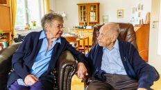 Ursula (l) und Gottfried Schmelzer sitzen in ihrem Wohnzimmer zusammen. Sie heirateten 1944 in Berlin. (Quelle: dpa/Andreas Arnold)