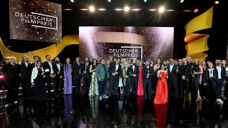 03.05.2024, Berlin: Die Preisträger stehen nach der Verleihung des Deutschen Filmpreises auf der Bühne. (Quelle: dpa/Sebastian Gollnow)