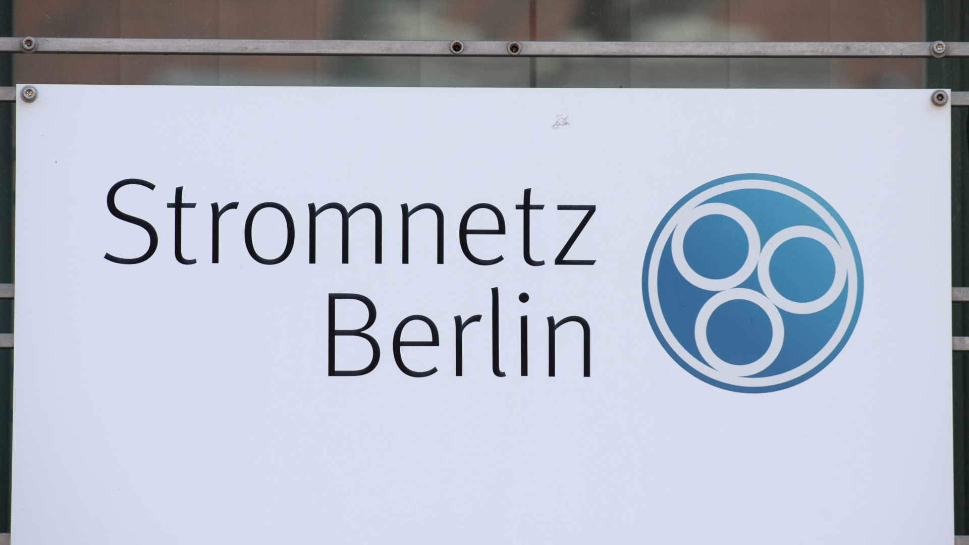 "Stromnetz Berlin" steht auf dem Schild vor dem Gebäude in Treptow (Quelle: DPA/Paul Zinken)