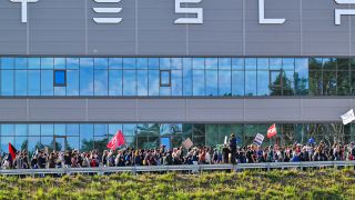 Archivbild: 11.05.2024, Brandenburg, Grünheide: Am Ende einer Protestveranstaltung gehen die Teilnehmer wieder am Werk von Tesla vorbei.(Quelle: dpa/Patrick Pleul)