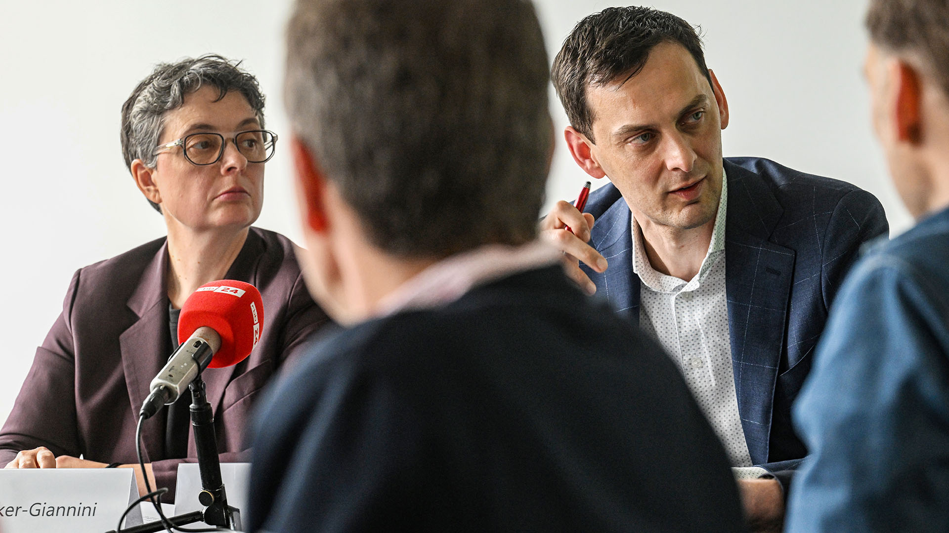 Nicola Boecker-Giannini und Martin Hikel bei einer Pressekonferenz zum Mitgliederentscheid der Berliner SPD über die neue Doppelspitze der Partei. (Quelle: imago-images/Funke Foto Services)