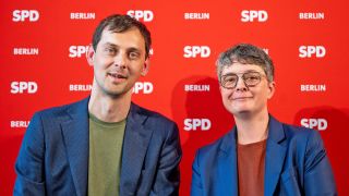 Martin Hikel und Nicola Böcker-Giannini, das neu gewählte Führungsduo der Berliner SPD, stehen am 18.05.2024 bei der Verkündung des Ergebnisses der Stichwahl zum SPD-Parteivorsitz im Kurt-Schuhmacher-Haus. (Quelle: dpa/Monika Skolimowska)