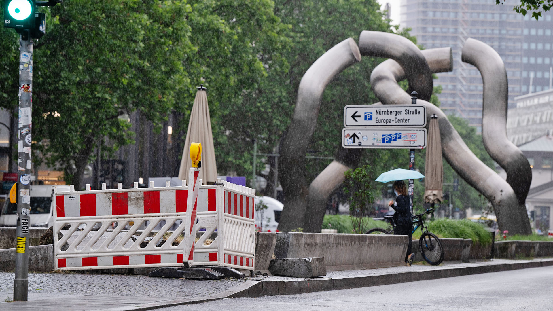 30.05.2024, Berlin: Die Unfallstelle auf der Tauentzienstraﬂe, an der in der Nacht von Dienstag auf Mittwoch ein Auto gegen eine Betonmauer gefahren ist.(Quelle:dpa/S.Gollnow)