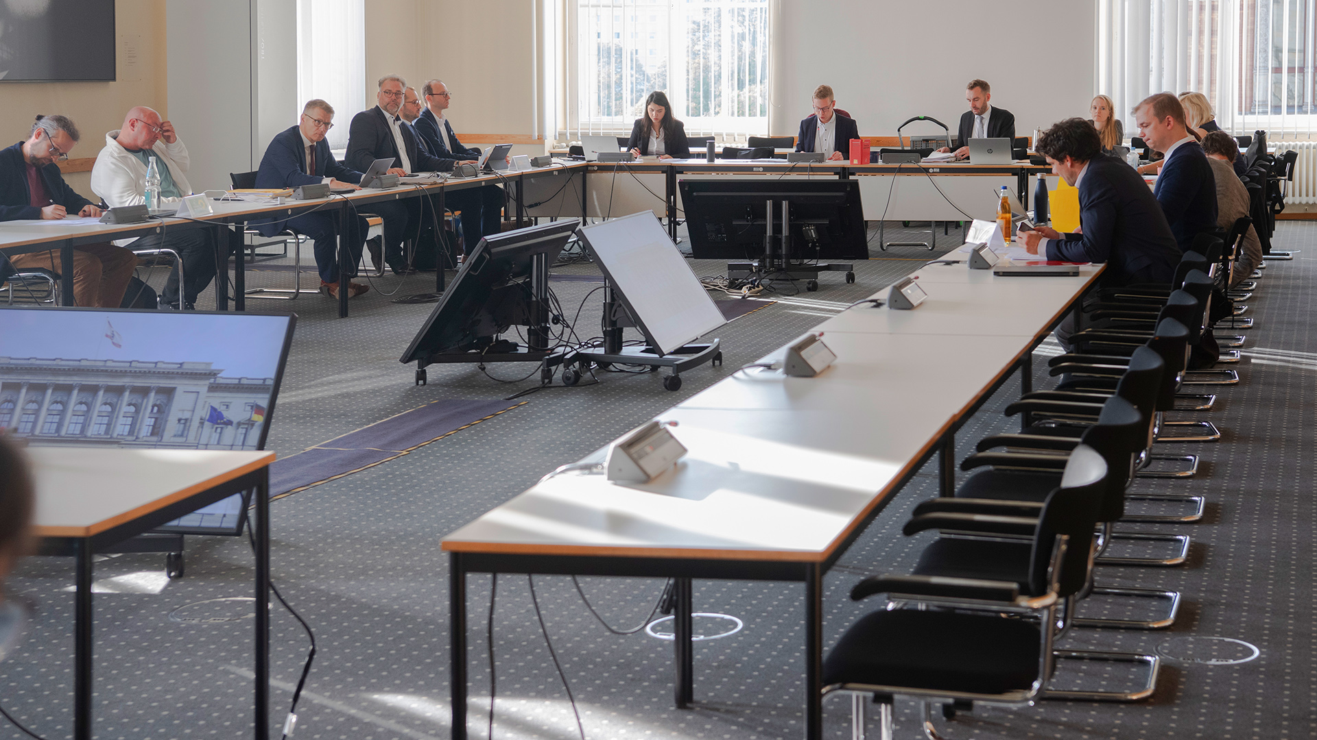 Archivbild - 29.09.2023, Berlin: Die Vertreter der Parteien befassen sich im Untersuchungsausschuss zum "Neukölln-Komplex". (Quelle: dpa/Paul Zinken)
